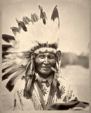 einheimisch - 1920s PORTRAIT OF NATIVE AMERICAN MAN OF SIOUX INDIAN TRIBE IN MONTANA WEARING FULL FEATHER HEADDRESS LOOKING AT CAMERA Foto de stock - Con derechos protegidos, Código: 846-09181662