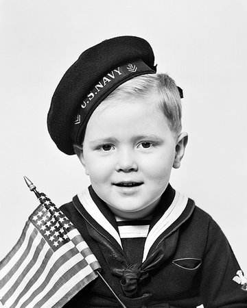 simsearch:846-06111891,k - 1940s PORTRAIT OF YOUNG BOY WEARING U,S, NAVY CAP AND SAILOR SHIRT HOLDING SMALL AMERICAN FLAG LOOKING AT CAMERA Photographie de stock - Rights-Managed, Code: 846-09181708