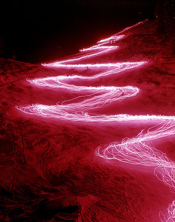 simsearch:846-05648516,k - 1970s AERIAL NIGHT ABSTRACT STROBE PATTERN OF SKIERS SKIING DOWNHILL HOLDING LIGHTS ZIG ZAG ON SKI SLOPE WINTER Stockbilder - Lizenzpflichtiges, Bildnummer: 846-09181718