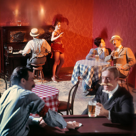 1890s TURN OF THE 20TH CENTURY BAR BEER PARLOR WITH  RAGTIME PIANO PLAYER SALOON SINGER AND PATRONS Photographie de stock - Rights-Managed, Code: 846-09181730