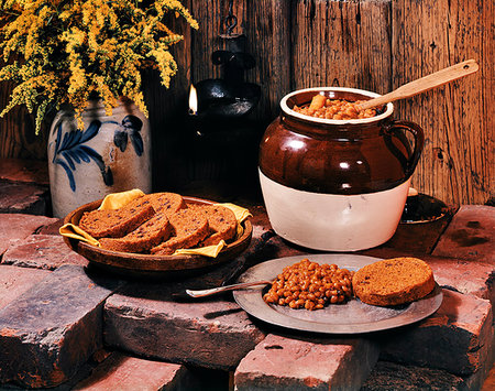 simsearch:846-05647390,k - 1950s COLONIAL AMERICAN DISH CERAMIC CROCK POT OF BOSTON BAKED BEANS SERVED ON PEWTER PLATE WITH SLICE OF BOSTON BROWN BREAD Stock Photo - Rights-Managed, Code: 846-09181769