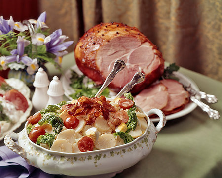 simsearch:846-06111735,k - 1980s WARM POTATO SALAD WITH BACON BAKED HAM IN BACKGROUND Stock Photo - Rights-Managed, Code: 846-09181762
