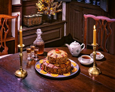 1770s COLONIAL AMERICAN FOOD 1777 MARTHA WASHINGTON GREAT CAKE ON TABLE AT WASHINGTON'S HEADQUARTERS VALLEY FORGE PENNSYLVANIA Photographie de stock - Rights-Managed, Code: 846-09181770
