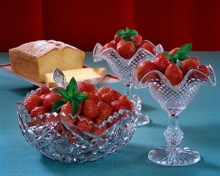 simsearch:614-02241707,k - 1950s RED RIPE STRAWBERRIES IN CUT GLASS SERVING BOWL AND DESSERT CUPS ALONG WITH SLICES OF POUND CAKE Foto de stock - Con derechos protegidos, Código: 846-09181773