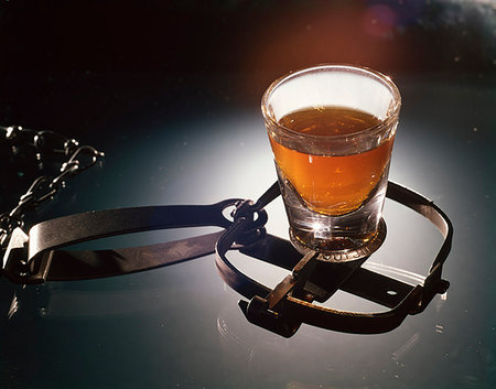 simsearch:400-05251905,k - 1960s SHOT GLASS OF ALCOHOLIC LIQUOR BAITING A STEEL TRAP Stock Photo - Rights-Managed, Code: 846-09181789