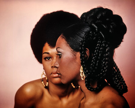 simsearch:846-06112230,k - 1960s 1970s TWO AFRICAN AMERICAN WOMEN FACES BARE SHOULDERS ONE WITH AFRO HAIR STYLE LOOKING AT CAMERA PAST OTHER WITH BRAIDS Foto de stock - Con derechos protegidos, Código: 846-09181796