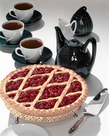 simsearch:846-09181769,k - 1950s CHERRY PIE LATTICE CRUST COFFEE POT AND CUPS Photographie de stock - Rights-Managed, Code: 846-09181790