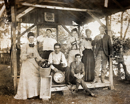 1900s EARLY TURN OF THE 20TH CENTURY GROUP PORTRAIT ADULTS GATHERED ON PLATFORM LOOKING AT CAMERA DRINKING ALCOHOL Photographie de stock - Rights-Managed, Code: 846-09181928