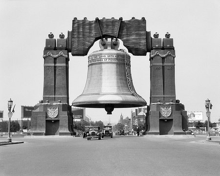 simsearch:846-05648043,k - 1920s 1926 REPLICA OF LIBERTY BELL AT ENTRANCE TO THE PHILADELPHIA PENNSYLVANIA CELEBRATION OF SESQUICENTENNIAL USA Fotografie stock - Rights-Managed, Codice: 846-09181944