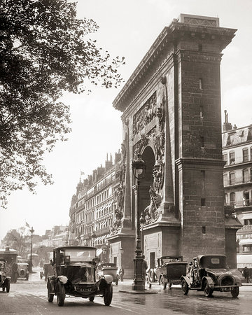 1920s AUTOMOBILES PASSING PORTE SAINT DENIS ARCH AT SAINT DENIS BOULEVARD FIRST OF FOUR TRIUMPHAL  MONUMENTS IN PARIS FRANCE Stock Photo - Rights-Managed, Code: 846-09181979