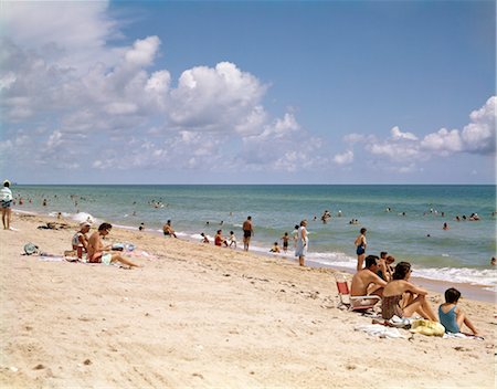 1950s 1960s PEOPLE BEACH CROWD HANLOVER BEACH FLORIDA Foto de stock - Direito Controlado, Número: 846-02794003