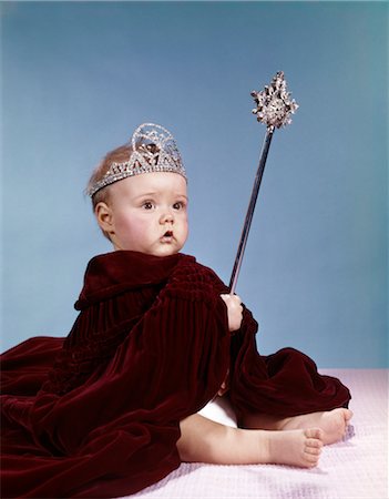 regina - 1960s BABY GIRL WEARING RHINESTONE TIARA AND RED VELVET CLOAK HOLDING SCEPTER Fotografie stock - Rights-Managed, Codice: 846-02794025