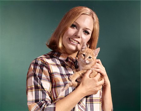 ANNÉES 1960 PORTRAIT JEUNE FEMME BLONDE PORTE MADRAS PLAID SHIRT TÊTE TENUE ROUGE TABBY CHATON PET Photographie de stock - Rights-Managed, Code: 846-02794089