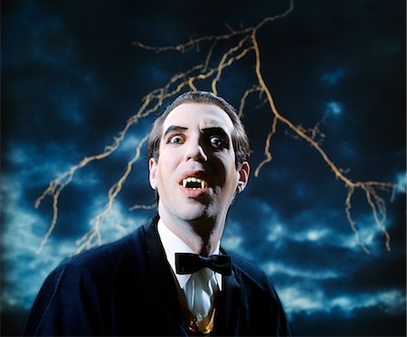 DRACULA CHARACTER WITH LIGHTNING IN STORMY SKY Foto de stock - Con derechos protegidos, Código: 846-02794123