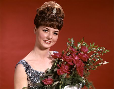 reine - DEBUTANTE DE REINE DE BEAUTÉ DES ANNÉES 1960 PROM DE LA JEUNE FEMME TENANT DES FLEURS ROSES FLORAL Photographie de stock - Rights-Managed, Code: 846-02794221