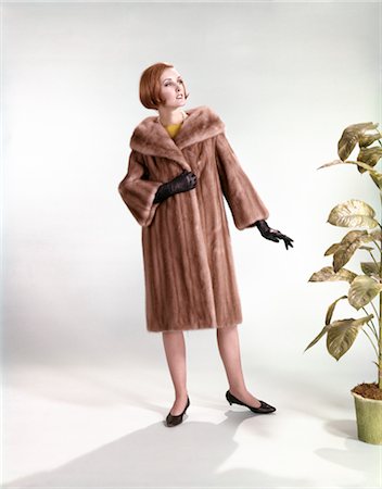 ANNÉES 1960 CHIC FEMME PORTANT FOURRURE VISON MANTEAU PLEINE LONGUEUR MODE Photographie de stock - Rights-Managed, Code: 846-02794223