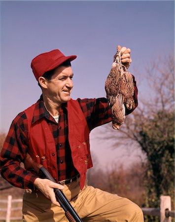 1960s MAN HUNTER SHOTGUN HOLDING BAGGED GAME BIRDS RED HAT VEST SHIRT Foto de stock - Con derechos protegidos, Código: 846-02794254