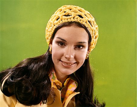 1970s PORTRAIT SMILING YOUNG LONG HAIR BRUNETTE WOMAN WEARING YELLOW CROCHET CAP Foto de stock - Con derechos protegidos, Código: 846-02794312