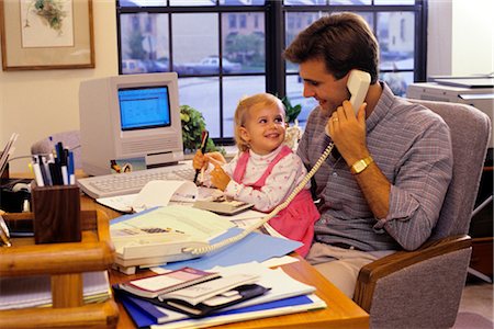 1990s FATHER WITH YOUNG DAUGHTER IN HOME OFFICE WITH APPLE MAC CLASSIC COMPUTER Foto de stock - Con derechos protegidos, Código: 846-02794336