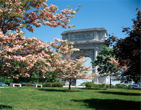 piedra angular - NATIONAL MEMORIAL ARCH DEDICATED JUNE 1917 IN SPRING FLOWERING DOGWOOD TREES VALLEY FORGE NATIONAL PARK PENNSYLVANIA USA Foto de stock - Con derechos protegidos, Código: 846-02794341