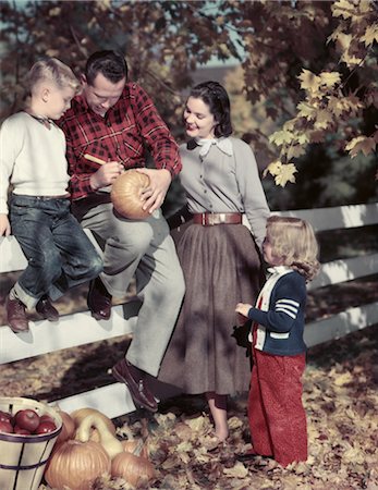 simsearch:846-02795700,k - 1940s 1950s FAMILY FATHER MOTHER SON AND DAUGHTER OUTDOOR CARVING A PUMPKIN AMERICANA NOSTALGIA Foto de stock - Con derechos protegidos, Código: 846-02794395