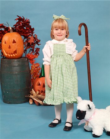 1970s CHILD GIRL HALLOWEEN COSTUME SHEPHERD PUMPKIN JACK-O'-LANTERN LAMB Fotografie stock - Rights-Managed, Codice: 846-02794407