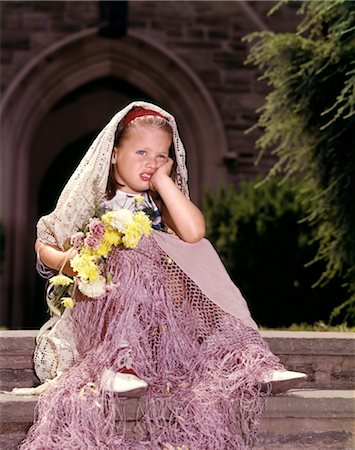 1960s UNHAPPY LITTLE GIRL SITTING IN FRONT OF CHURCH JILTED LEFT WAITING AT THE ALTER NO WEDDING MAKE BELIEVE Foto de stock - Con derechos protegidos, Código: 846-02794454