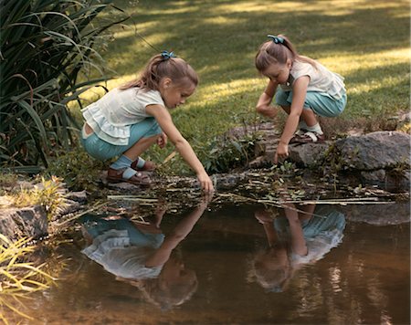 1960s 1970s RETRO TWIN GIRL PLAYING IN SANDALS Foto de stock - Con derechos protegidos, Código: 846-02794453
