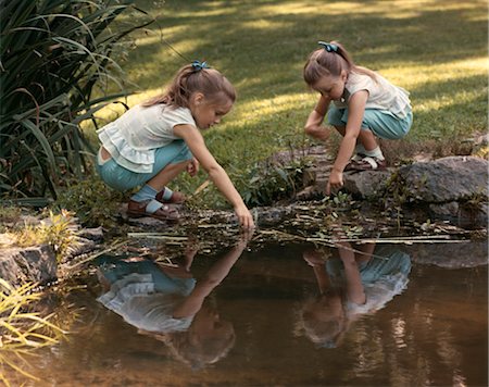 simsearch:846-02794599,k - 1960s 1970s RETRO TWIN GIRL PLAYING IN SANDALS Foto de stock - Con derechos protegidos, Código: 846-02794453