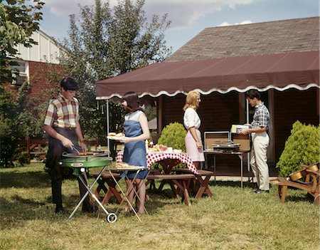 simsearch:846-02792803,k - ANNÉES 1960 DEUX ADOLESCENTES LES COUPLES AYANT UN BARBECUE DANS L'ARRIÈRE-COUR DE BANLIEUE Photographie de stock - Rights-Managed, Code: 846-02794460