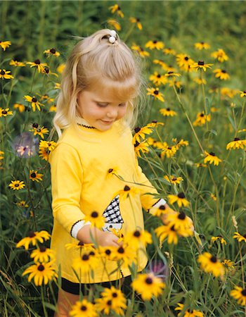 1970s BLOND GIRL WEARING YELLOW DRESS IN FIELD OF FLOWERS BLACK EYED SUSANS Stock Photo - Rights-Managed, Code: 846-02794507