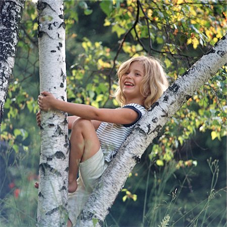 1960s 1970s YOUNG BLOND GIRL CLIMBING TREE Fotografie stock - Rights-Managed, Codice: 846-02794523