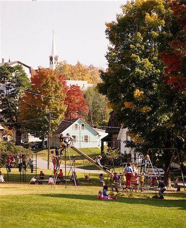 1970ER JAHRE KINDER IN KLEINEN ÖFFENTLICHEN STADTPARK SPIELPLATZ IM HERBST BARTON VERMONT USA Stockbilder - Lizenzpflichtiges, Bildnummer: 846-02794532