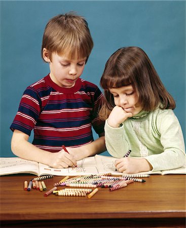 1970s RETRO BOY GIRL BROTHER SISTER COLORING DRAWING IN COLORING BOOKS WITH CRAYONS Foto de stock - Con derechos protegidos, Código: 846-02794590