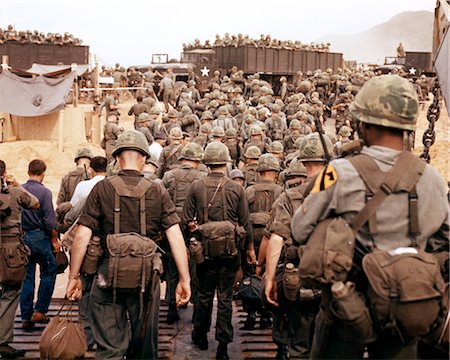 simsearch:846-02794734,k - 1960s ARRIVAL OF US ARMY SOLDIERS IN VIETNAM AS THEY LAND ON BEACH Foto de stock - Con derechos protegidos, Código: 846-02794700