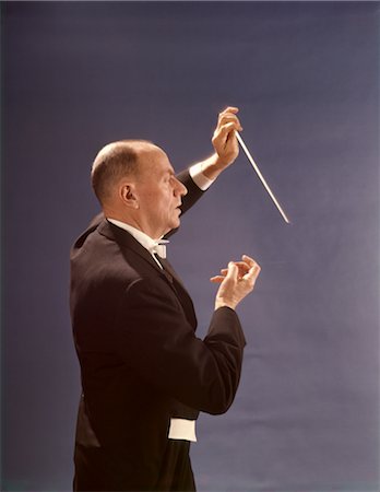 1960s 1970s BAND LEADER BATON CONDUCTOR MAESTRO SYMPHONY ORCHESTRA Foto de stock - Direito Controlado, Número: 846-02794732