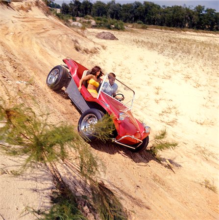 1970ER JAHRE MANN FRAU PAAR GELBEN ANZUG SAND RED DUNE BUGGY STRANDBAD Stockbilder - Lizenzpflichtiges, Bildnummer: 846-02794745