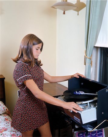 1970s GIRL PLAYING RECORD ON STEREO TURNTABLE RECORD PLAYER Foto de stock - Con derechos protegidos, Código: 846-02794741