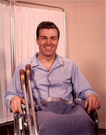 simsearch:846-02794818,k - ANNÉES 1960 HOMME SOURIANT PATIENTS BLEU PYJAMAS ASSISE FAUTEUIL HÔPITAL ÉCRAN Photographie de stock - Rights-Managed, Code: 846-02794833