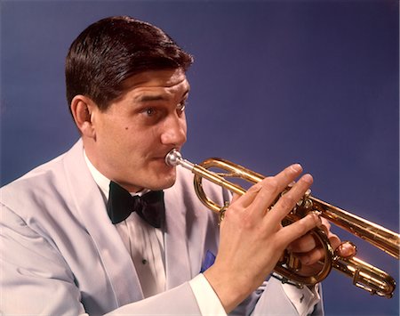 simsearch:846-02794706,k - 1960s MAN PLAYING TRUMPET Foto de stock - Direito Controlado, Número: 846-02794858