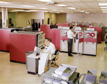 simsearch:846-02794942,k - DES ANNÉES 1960 PROGRAMMEURS EN INFORMATIQUE DEUX HOMMES DANS LA SALLE D'ORDINATEURS MAINFRAME IBM 3680 Photographie de stock - Rights-Managed, Code: 846-02794924