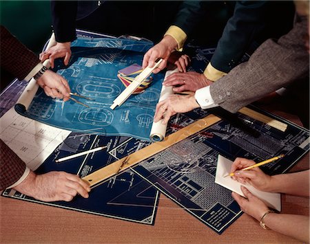 ANNÉES 1960 GROUPE 4 MAINS MÂLE PAIRE SUR UNE TABLE COUVERTE DE PAPIERS PLANS PLANS RÉUNION ARCHITECTES CONSTRUCTEURS Photographie de stock - Rights-Managed, Code: 846-02794935