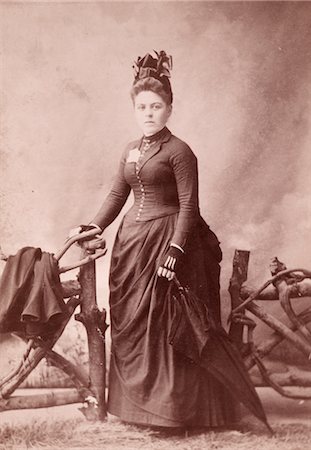 RETRO TURN OF THE CENTURY PORTRAIT WOMAN IN DRESS AND HAT STANDING BY TWIG RUSTIC FURNITURE CABINET CARD COPY Foto de stock - Con derechos protegidos, Código: 846-02794952