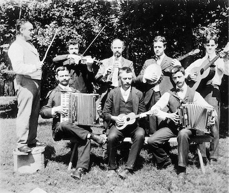 1900s MUSICAL GROUP OUTDOOR PORTRAIT WITH ACCORDION GUITAR OBOE BANJO VIOLIN UKULELE AND CONDUCTOR Foto de stock - Con derechos protegidos, Código: 846-02794960