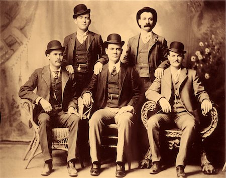 ANNÉES 1880 LE TROU DANS LE MUR GANG FORMELLE STUDIO PORTRAIT DE CINQ HOMMES EN CHAPEAUX DE DERBY DONT BUTCH CASSIDY ET LE KID Photographie de stock - Rights-Managed, Code: 846-02794963