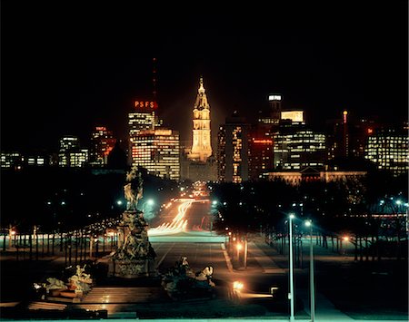 filadelfia - 1970s NIGHT SKYLINE OF PHILADELPHIA VIEW DOWN PARKWAY TO CITY HALL Foto de stock - Con derechos protegidos, Código: 846-02794974