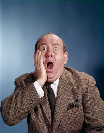 1960s BALDING BUSINESSMAN HOLDING HAND UP TO FACE SHOCKED EXPRESSION EYES BULGING MOUTH OPEN Foto de stock - Con derechos protegidos, Código: 846-02794979