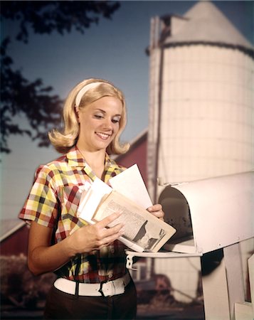 simsearch:846-03165166,k - 1960s SMILING YOUNG BLOND WOMAN TAKING MAIL FROM RURAL DELIVERY MAIL BOX MAILBOX FARM SILO BACKGROUND Foto de stock - Direito Controlado, Número: 846-02794985