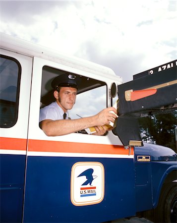 poste (courrier) - ANNÉES 1970 MAILMAN PLAÇANT MAIL IN RFD BOÎTE AUX LETTRES TOUT EN ÉTANT ASSIS DANS LE CAMION DE MAIL Photographie de stock - Rights-Managed, Code: 846-02795003