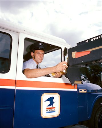 facteur (homme) - ANNÉES 1970 MAILMAN PLAÇANT MAIL IN RFD BOÎTE AUX LETTRES TOUT EN ÉTANT ASSIS DANS LE CAMION DE MAIL Photographie de stock - Rights-Managed, Code: 846-02795003